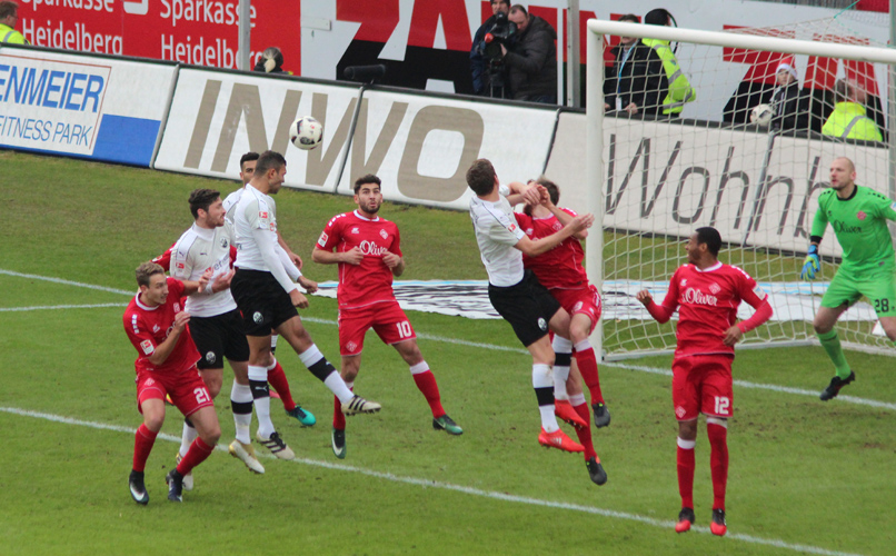 Sandhausens Daniel Gordon köpft übers Tor