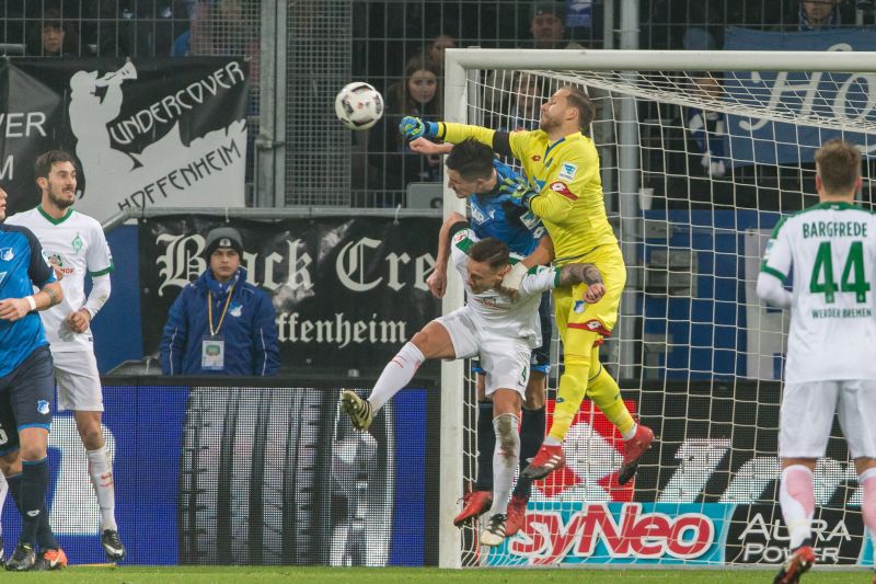 Keeper Baumann klärt per Faustabwehr