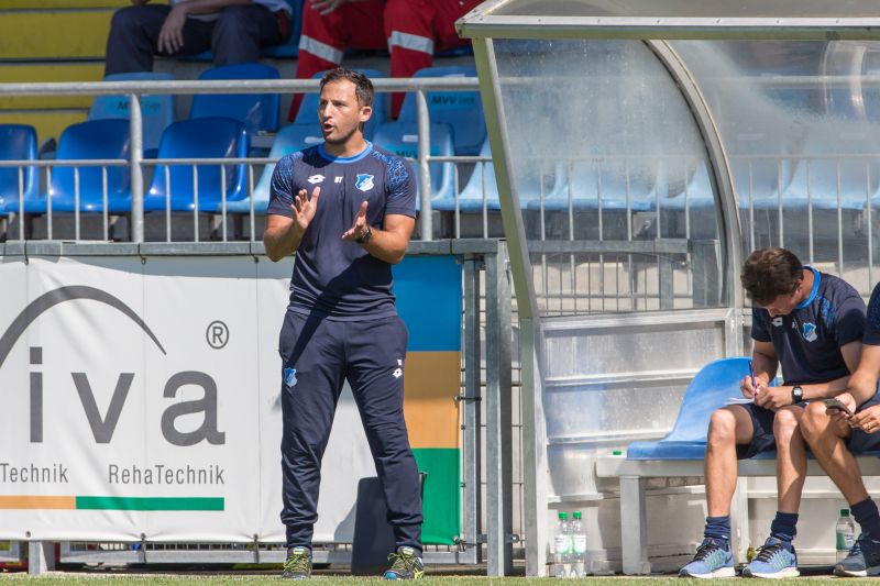 Aufmuntender Beifall an der Seitenauslinie für die Spieler