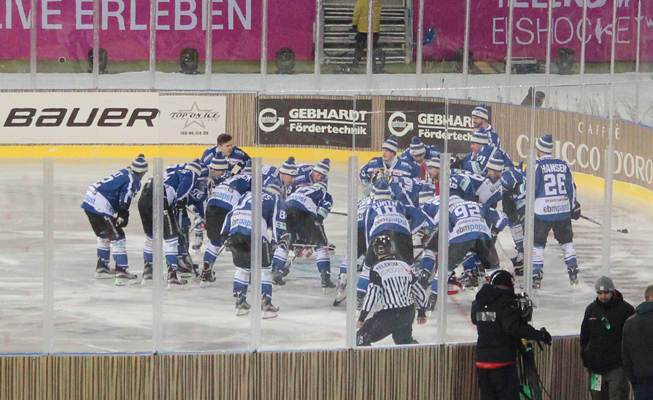 Die Schwenninger versammeln sich vor dem eigenen Tor