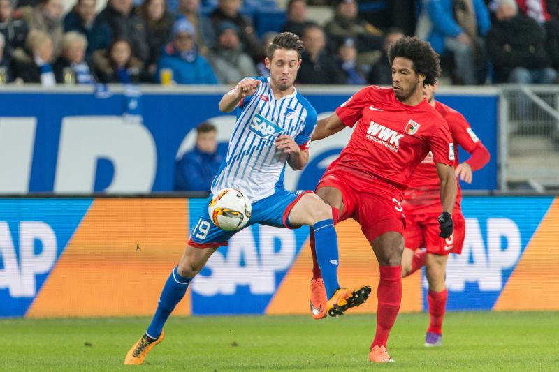 Mark Uth (li.) im Zweikampf