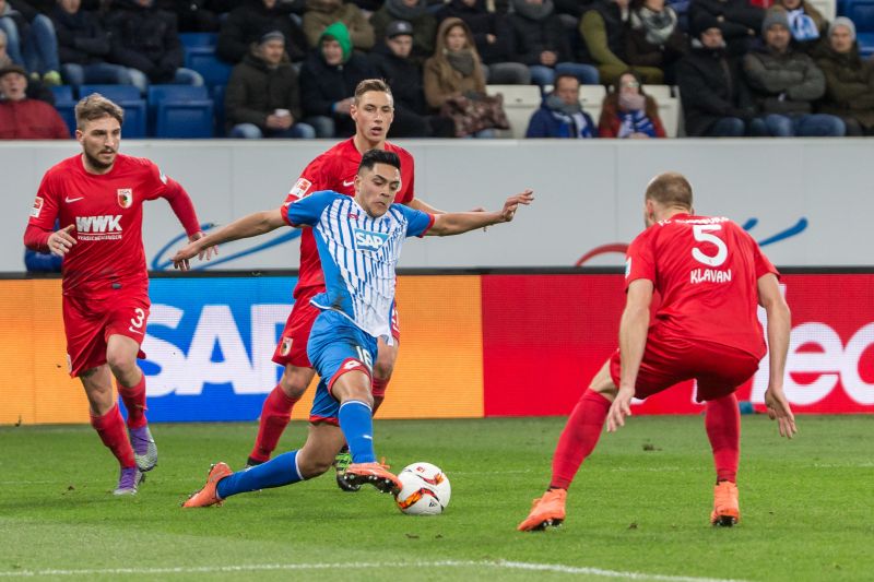 Nadien Amiri im Duell gegen Augsburgs Ragnar Klavan