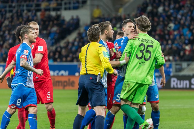 Heftige Diskussionen um eine fragwürdige Schiedsrichterentscheidung