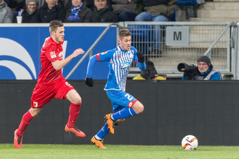 Andrej Kramaric enteilt seinem Augsburger Gegenspieler