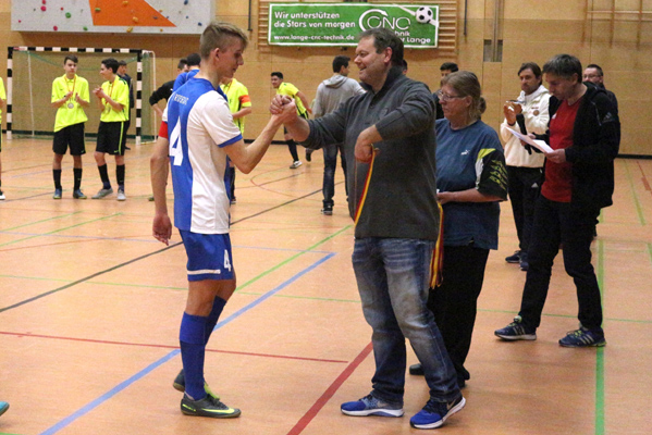 Luca Schinkmann nimmt die Ehrung durch BFV-Sponsor Dieter Lange entgegen