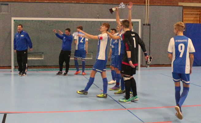 Der Turniersieger feiert mit seinen Fans den Stadtmeistertitel 2017