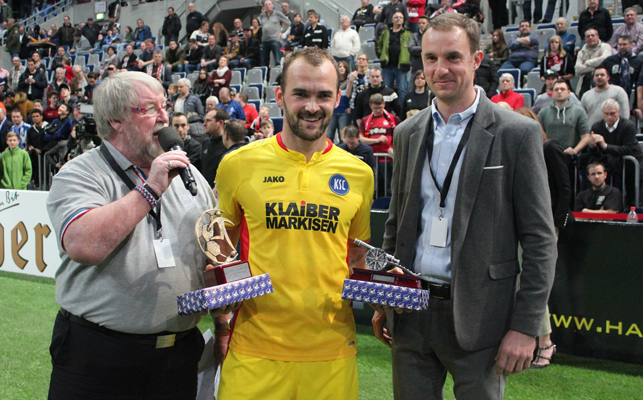 Zum besten Turnierspieler und Torjäger wurde Erwin Hoffer von Daniel Hopp (re.) und Hallensprecher Udo Scholz ausgezeichnet