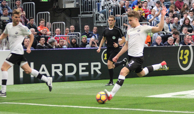 Sandhausens Marco Thiede erzielt hier seinenm zweiten Turniertreffer