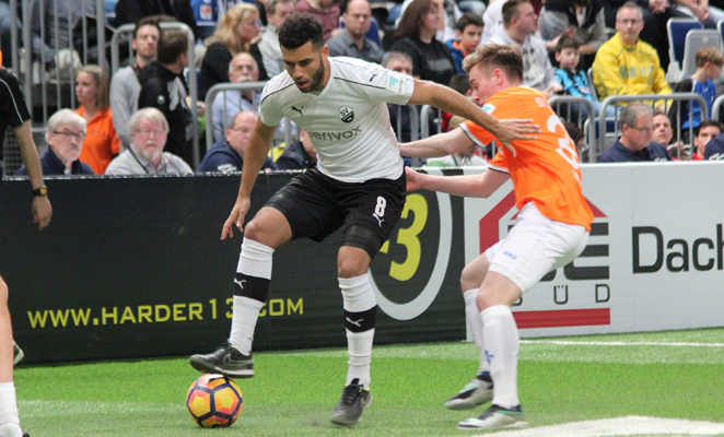 Andrew Wooten im Zweikampf gegen einen Darmstädter Gegenspieler