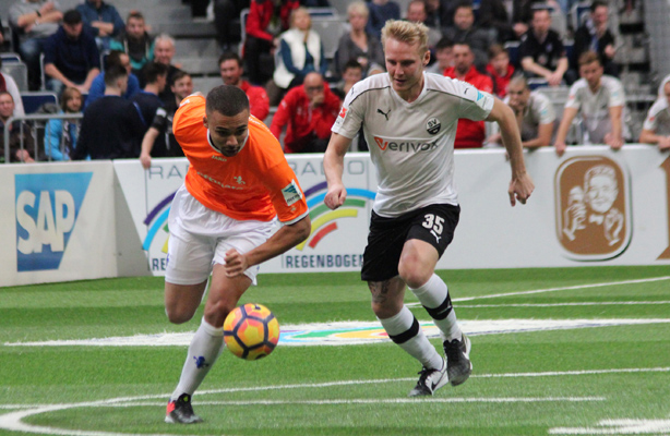 Daniel Lukasik im Laufduell mit einem Darmstädter