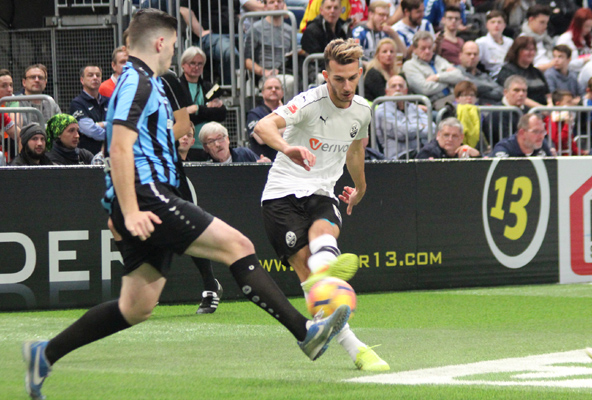 Leart Paqarada kommt gegen den SV Waldhof Mannheim zum Torabschluss