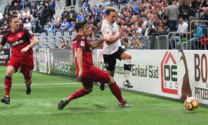 Sandhausens Thomas Predl setzt sich hier gegen Kaiserslautern energisch durch