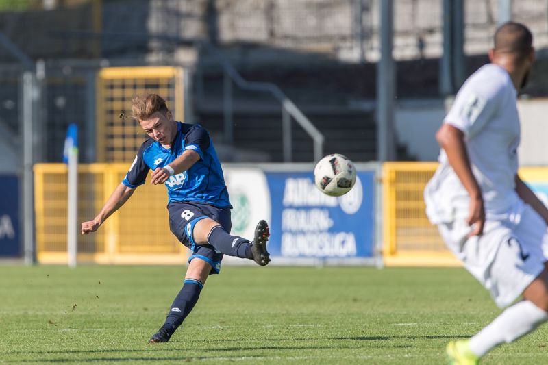 Dennis Geiger nimmt Maß und versucht es aus der Distanz