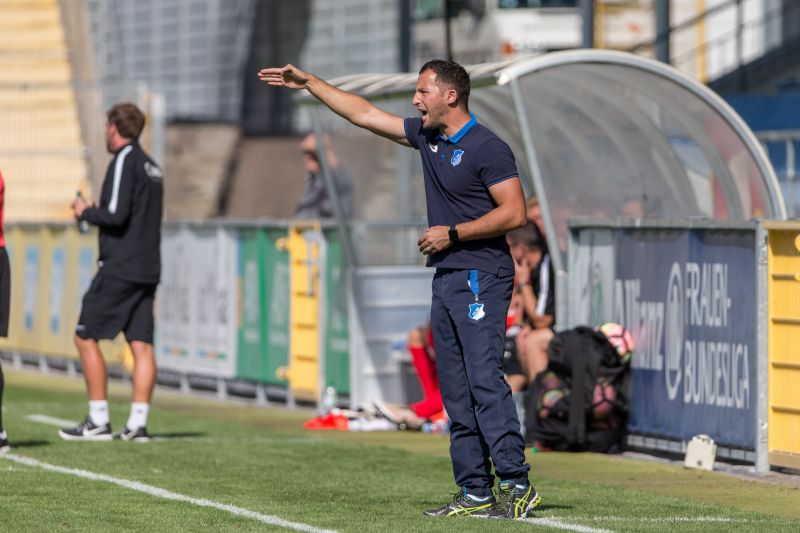 Domenico Tedesco mit klaren und verständlichen Anweisungen an seine Spieler.