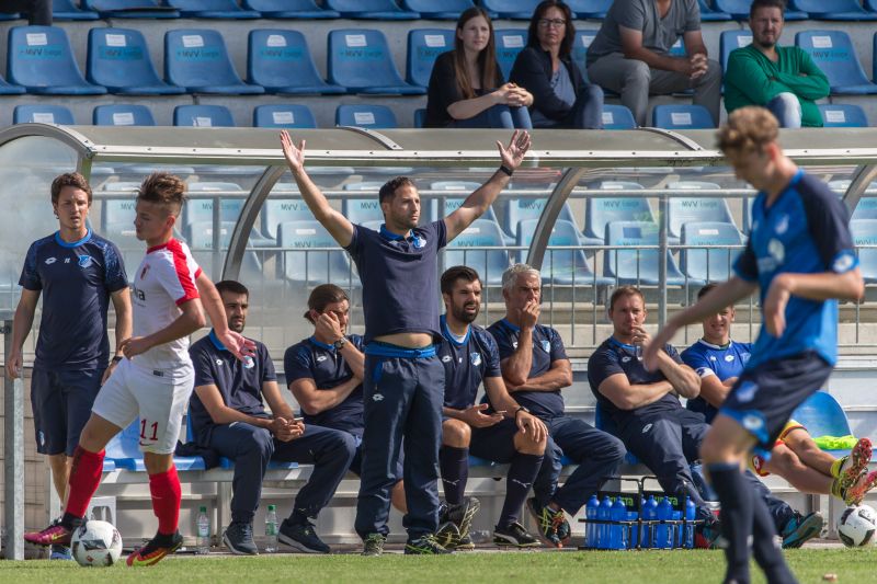 Engagiert am Spielfeldrand zeigte sich Domenico Tedesco bei den A-Junioren