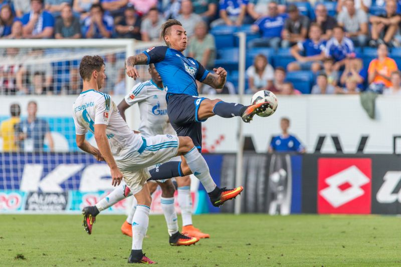 Edu als Zweikampfsieger im Spiel gegen Schalke 04