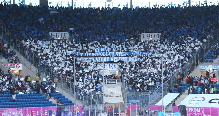 Stimmungsvolle Fanlager in Blau-Weiss und ...