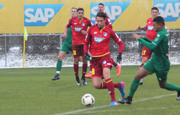 Mark Uth erobert an der gegnerischen Strafraumgrenze den Ball und ...