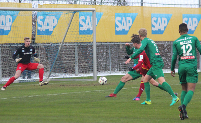 ... trifft zur 1:0-Führung für die TSG
