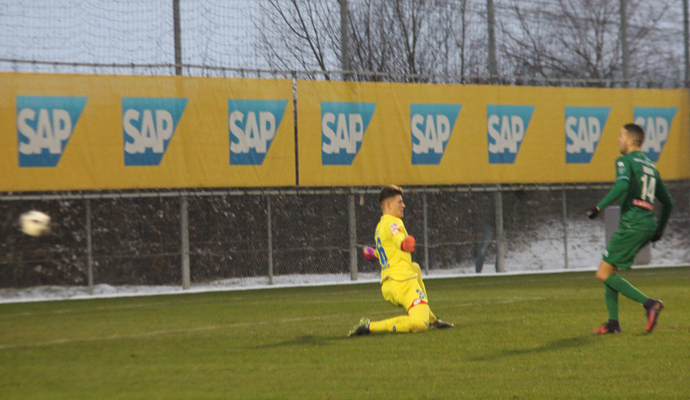 Mimoun Mahi verkürzt für Groningen auf 1:2