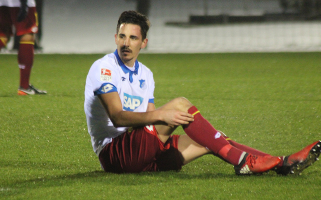 Defensivspieler Benjamin Hübner wird zu Fall gebracht