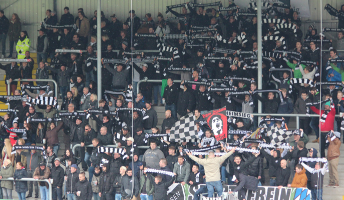 Die SVS-Fans sind von der sportlichen Entwicklung am Hardtwald begeistert