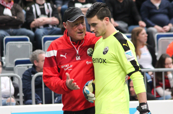 Wertvolle Tipps von Co-Trainer Gerhard Kleppinger an SVS-Keeper Rick Wulle