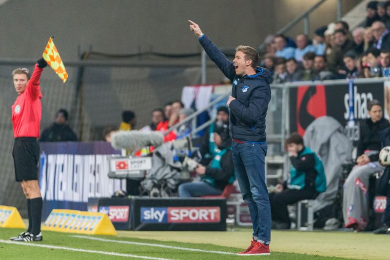 Der TSG-Coach mit taktischen Anweisungen an der Seitenauslinie