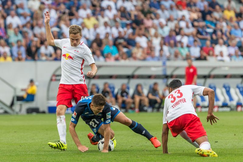 Hoffenheims Andrej Kramaric (Mitte) wird von zwei Leipzigern zu Fall gebracht