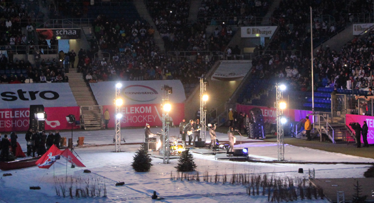 Tolle Showeinlagen und Rockmusik vom Feinsten heizte den Fans so richtig ein