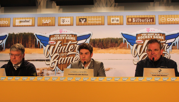 Pressekonferenz mit den beiden Trainern Pat Cartina (Schwenningen) - links - und Sean Simpson (Mannheim). In der Mitte Adler-Pressesprecher Adrian Parajo.