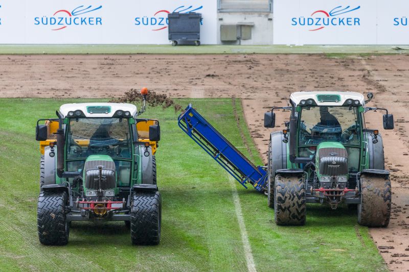 Kurz vor Weihnachten wurde die 1800 Tonnen schwere Rasentragschicht entfernt