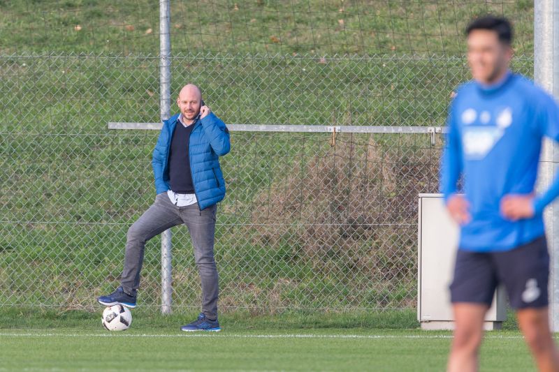 Der TSG-Manager eng am sportlichen Geschehen und (telefonisch) erreichbar