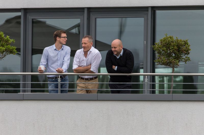 Balkon-Blick mit den TSG-Verantwortlichen auf das Trainingsgelände