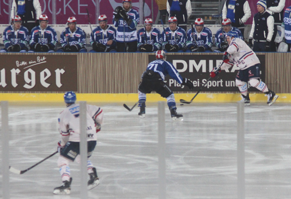 Packende Zweikämpfe prägten das erste Drittel