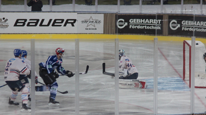 Nach 38 Sekunden im zweiten Drittel geht Schwenningen durch ...