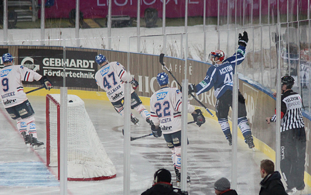 ... Will Acton (re.), mit dessen zweitem Treffer, 2:1 in Führung