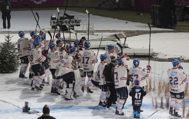 Die Sieger feiern mit ihren Fans den 7:3 "Auswärtserfolg"