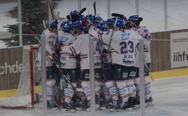 Die Mannheimer feiern den Derbysieg