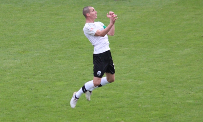 Kraftvoll springt der SVS-Kapitän hoch zum Kopfball