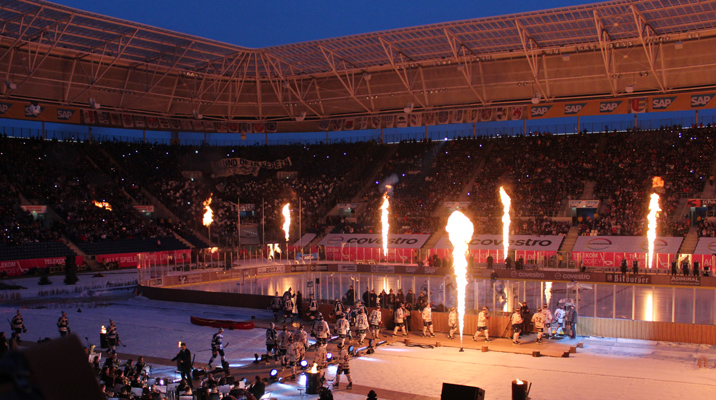 Die beiden Mannschaften betreten die Eisfläche