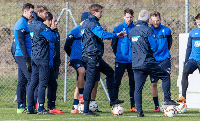 TSG-Coach Nagelsmann erklärt seinen Spielern die nächste Trainingsübung