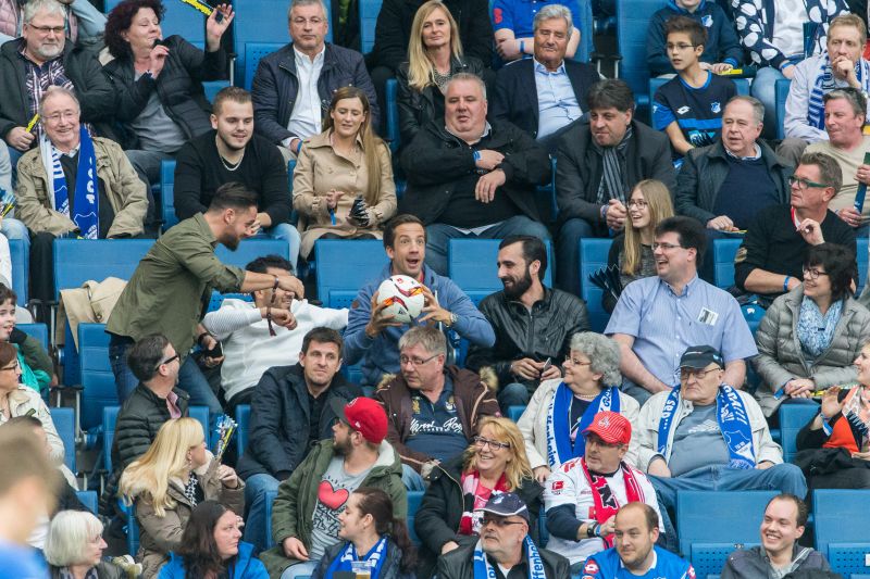 Ballsouvenier bei einem TSG-Bundesligaheimspiel für einen Zuschauer