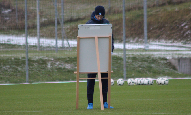 Trainer Nagelsmann notiert Abläude an der Taktiktafel ...