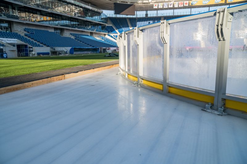 Die Spielfläche der Eishockeycracks steht