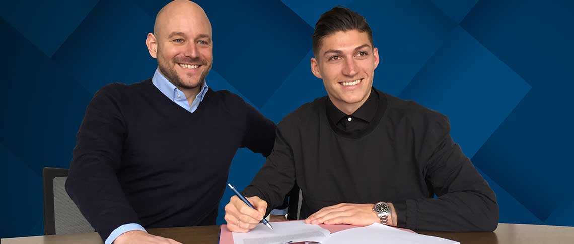 Alexander Rosen (li.) und Steven Zuber bei der Vertragsunterzeichnung