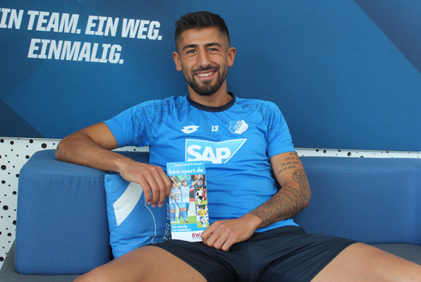 TSG-Profi Kerem Demirbay mit dem Homepage-Flyer