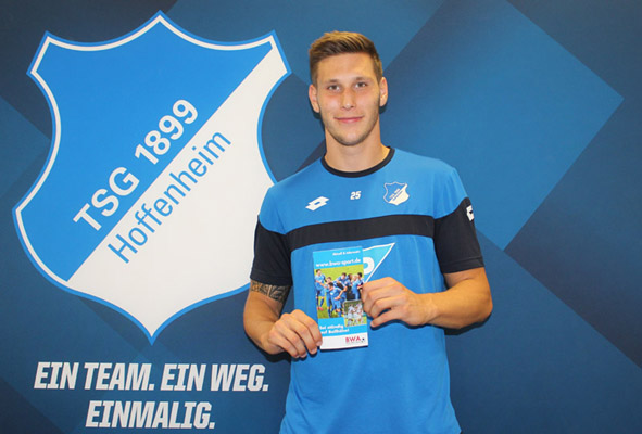 Hoffenheims Profi Niklas Süle mit dem Homepage-Flyer
