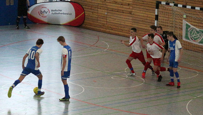 Joscha Rupp (li.) bei einem Freistoss für die B-Junioren der SG Rohrbach/Sinsheim