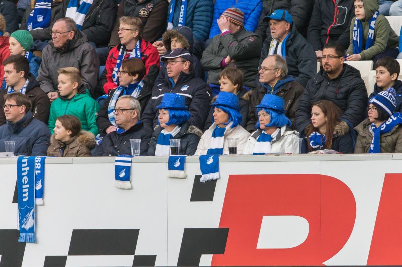 Faschingslook auf der Tribüne